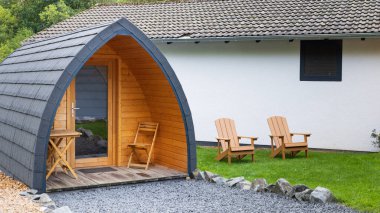 Goslar, Harz 'daki kamp alanındaki küçük ahşap evler, Almanya' daki Aşağı Saksonya