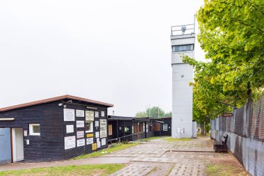 Eichsveld, Almanya - 14 Eylül 2022: Sınır müzesindeki sınır gözetleme kulesi Schifflersgrund Asbach-Sickenberg, Eichsveld Thuringen, Almanya