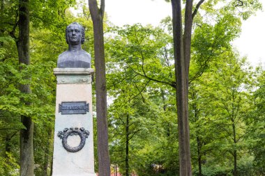 Meiningen, Almanya - 15 Eylül 2022: Yazar Jean Paul 'un Thuringen Almanya' nın Meiningen Franconia bölgesindeki kamu parkındaki heykeli