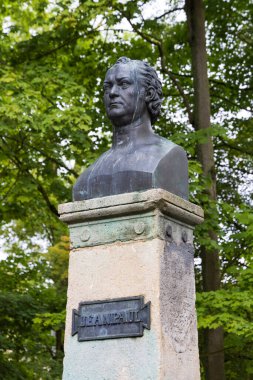 Meiningen, Almanya - 15 Eylül 2022: Yazar Jean Paul 'un Thuringen Almanya' nın Meiningen Franconia bölgesindeki kamu parkındaki heykeli