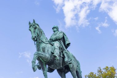 Coburg, Almanya - 16 Eylül 2022: Herzog Ernst heykeli Yukarı Franconia 'daki Coburg antik kentinde, Almanya' daki Bavyera