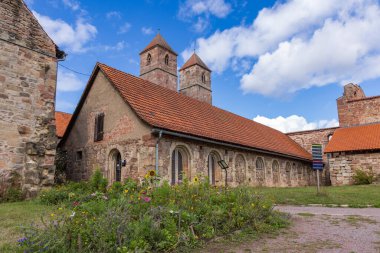 Kloster Vessra, Almanya - 16 Eylül 2022: Kloster Vessra 'da Vessra Abbey Müzesi' nde yabani çiçeklerle dolu bahçe, Almanya 'da Thuringia