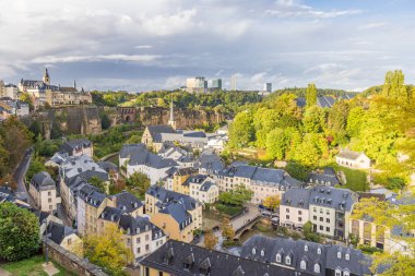 Lüksemburg stadt, Lüksemburg - 1 Ekim 2022: Lüksemburg 'un Lüksemburg kentinde Avrupa' nın istikrarsız Kirchberg kentinde Grund 'un tutuklanması