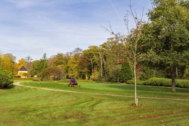 Leek, Hollanda - 26 Ekim 2022: Hollanda 'da Leek Belediyesi, Westerkwartier Groningen bölgesindeki Nienoord' da çim biçme makinesi ve park yeri