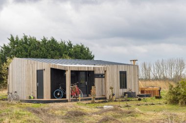 Groningen, Hollanda - 20 Mart 2023: Hollanda 'nın Groningen şehrinde Westpark' taki küçük evler, ekolojik ayak izlerini azaltmak için bir yaşam biçimi.