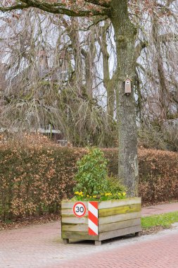 Onnen Belediyesi Groningen 'de trafik hızını sınırlamak üzere yola çıkan sandık. Hollanda