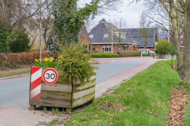Onnen Belediyesi Groningen 'de trafik hızını sınırlamak üzere yola çıkan sandık. Hollanda