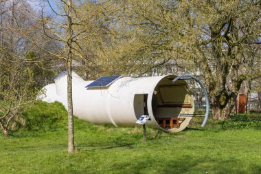 Haren, Hollanda - 5 Nisan 2023: Hollanda 'nın Groningen eyaleti Haren Belediyesi' ndeki Hortus Botanicus 'ta küçük bir uyku evi