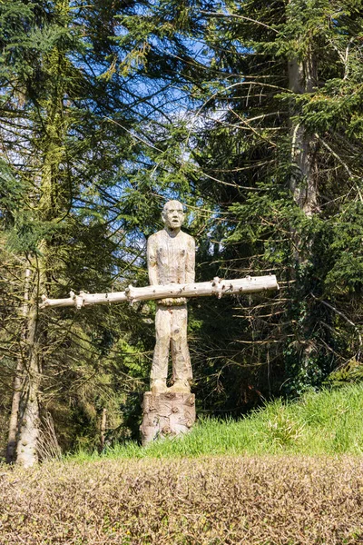 Haren Netherlans April 2023 Wooden Sculpture Man Carrying Tree Trunk — Stock Photo, Image