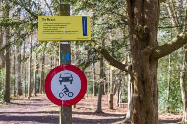 Paterswolde, Hollanda - 27 Mart 2023: Bilgi işareti Natuurmonumenten Paterwolde Belediyesi Tynaarlo, Hollanda