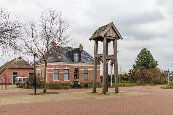 Onnen Holandia Marca 2023 Drewniana Dzwonnica Tradycyjny Dom Miejscowości Onnen — Zdjęcie stockowe