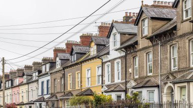 İrlanda 'nın Cork Munster bölgesindeki renkli teraslı evler