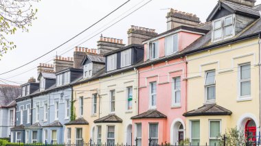 İrlanda 'nın Cork Munster bölgesindeki renkli teraslı evler