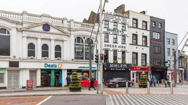 Cork, İrlanda - 16 Nisan 2023: İrlanda 'nın Munster bölgesindeki Cork' ta Saint Patrick Caddesi