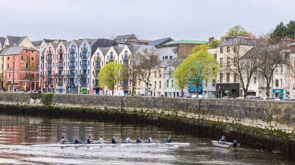 アイルランドのコルク 2023年4月16日 アイルランドのムンスター州のコルクの中心部にあるリー川でボートを漕ぐ都市景観ヨーロッパ — ストック写真