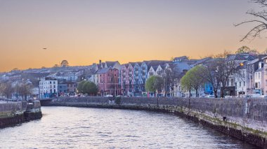 İrlanda 'nın Cork Munster bölgesindeki Rover Lee ve Washington caddelerinin gün batımında şehir manzarası