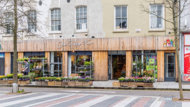 Cork, İrlanda - 16 Nisan 2023: İrlanda 'nın Munster ilindeki Cork' ta çatı üstü bahçe dükkânı