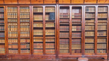 Cork, İrlanda - 17 Nisan 2023: İrlanda 'nın Avrupa bölgesindeki Aula Maxima Üniversitesi Cork Munster Koleji' nde kütüphane dolapları