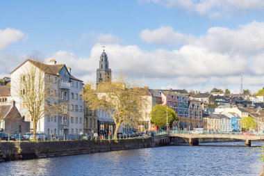 Cork, İrlanda - 17 Nisan 2023: İrlanda 'da Saint Anne Cork Munster kilisesi ile Cityscape