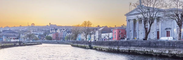 アイルランドのコルク マンスター州のローバー リーとワシントン通りの日没時の都市景観 — ストック写真