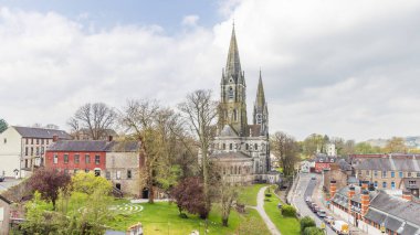 Fort Elizabeth Dun Elise 'den labirent bahçesi ve İrlanda' nın Cork Munster eyaletindeki Saint Fin Barres Katedrali manzarası