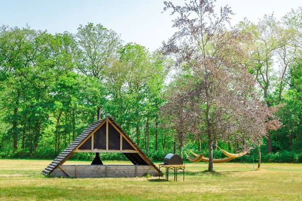 Camping Met Open Haard Hangmat Tussen Bomen Een Zonnige Dag — Stockfoto