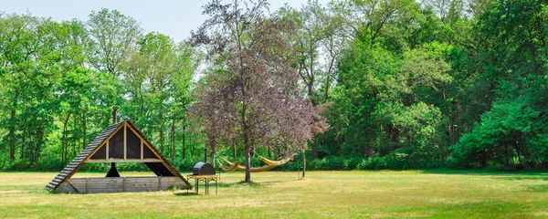 Campingplatz Mit Kamin Und Hängematte Zwischen Bäumen Einem Sonnigen Tag — Stockfoto