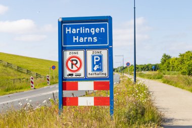 Harlingen, Hollanda - 6 Haziran 2023: Hollanda 'nın Friesland ilindeki Harlingen veya Harns' ın plasename işareti