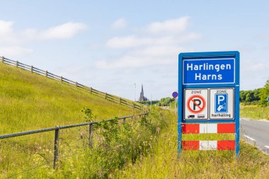 Harlingen, Hollanda - 6 Haziran 2023: Hollanda 'nın Friesland ilindeki Harlingen veya Harns' ın plasename işareti