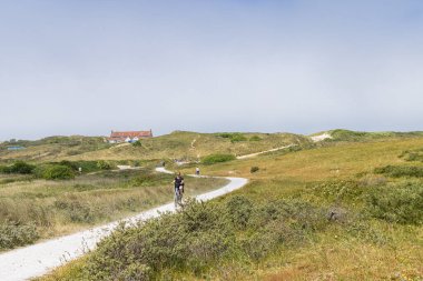Terschelling, Hollanda - 10 Haziran 2023: Formerum 'dan Hollanda' nın Friesland eyaletindeki Terschelling adasındaki plaja doğru bisiklet yolu