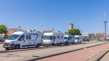 Terschelling, Hollanda - 10 Haziran 2023: Hollanda 'nın Friesland eyaletindeki West-Terschelling' de feribot ile Harlingen 'e giden kampçılar