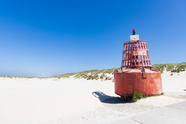 Červená Bóje Pláži Formerum Ostrově Wadden Terschelling Provincii Friesland Nizozemsku — Stock fotografie