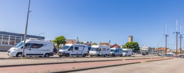 Terschelling, Hollanda - 10 Haziran 2023: Hollanda 'nın Friesland eyaletindeki West-Terschelling' de feribot ile Harlingen 'e giden kampçılar