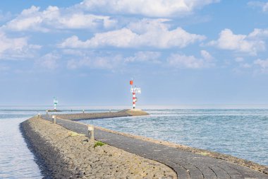 Kırmızı şamandıralı iskele Batı-Terschelling ve Harlingen 'den Hollanda' nın Friesland eyaletindeki Wadden Adası Terschelling 'e