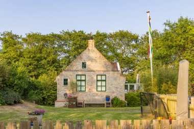 Hollanda 'nın Friesland bölgesindeki Wadden Adası Terschelling' de sokak manzarası