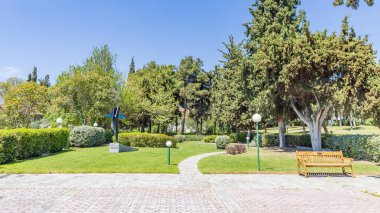 Yunanistan 'daki Selanik Orta Makedonya' daki Amerikan Çiftlik Okulu 'nun eski çam ağacının bulunduğu ana binadan görüntü