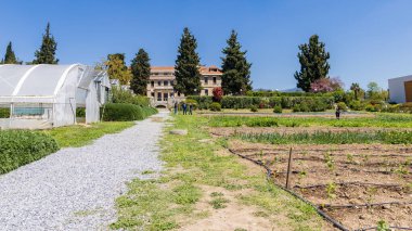 Selanik, Yunanistan - 28 Nisan 2023: Yunanistan 'daki Selanik Orta Makedonya' daki American Farm School 'da eğitim sebze bahçesi ve sera evleri