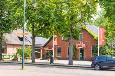 Exloo, Hollanda - 30 Haziran 2023: Hollanda 'nın Drenthe eyaleti Hondsrug' daki Exloo belediyesi Borger-Odoorn 'un sokak manzarası