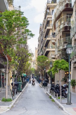 Selanik, Yunanistan - 29 Nisan 2023: Yunanistan 'ın Orta Makedonya kentindeki Selanik' in merkezinde bahçeli ve ağaçlı yeşil cadde manzarası