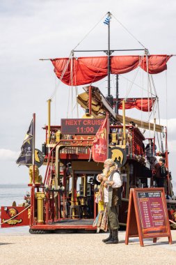 Selanik, Yunanistan - 29 Nisan 2023: Yunanistan 'ın orta Makedonya kentindeki Selanik' te Ege Denizi 'nin rıhtımında korsan gemi restoranı ve seyir