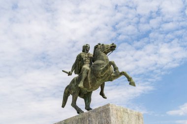 Selanik, Yunanistan - 29 Nisan 2023: Yunanistan 'daki Orta Makedonya' nın Selanik kentindeki Ege Denizi 'nin rıhtımında Büyük İskender heykeli