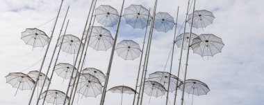 Selanik, Yunanistan - 29 Nisan 2023: Zongolopoulos 'un Sanatsal Şemsiyeleri Yunanistan' ın Orta Makedonya kentindeki Selanik 'te Weaterfront boyunca