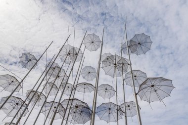 Selanik, Yunanistan - 29 Nisan 2023: Zongolopoulos 'un Sanatsal Şemsiyeleri Yunanistan' ın Orta Makedonya kentindeki Selanik 'te Weaterfront boyunca