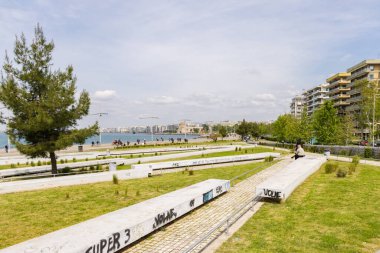 Selanik, Yunanistan - 29 Nisan 2023: Yunanistan 'ın orta kesimindeki Selanik kıyısı boyunca halka açık yeşil park ve bahçe Odysseas Fokas