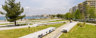 Selanik, Yunanistan - 29 Nisan 2023: Yunanistan 'ın orta kesimindeki Selanik kıyısı boyunca halka açık yeşil park ve bahçe Odysseas Fokas