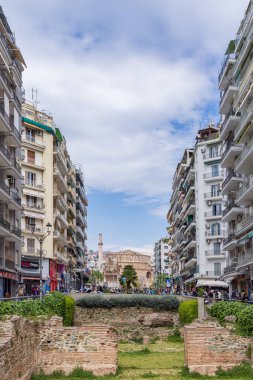 Selanik, Yunanistan - 29 Nisan 2023: Rotonda ile Selanik 'te yapılan kazılar ve Yunanistan' daki Orta Makedonya 'nın arka planında Galerius veya Kamara' nın kemeri