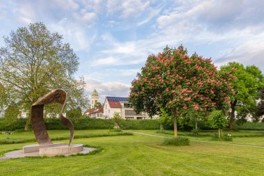 Kehl, Almanya - 13 Mayıs 2023: Ren nehri boyunca halka açık park ve bahçe ve Kehl 'de Fransa sınırı Almanya' nın güneybatısında Baden-Wurttemberg eyaletinde yer alan bir şehirdir.