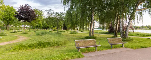 Kamu parkı ve bahçesi Ren nehri boyunca ve Fransa sınırı Kehl 'de, Almanya' nın güneybatısında Baden-Wurttemberg eyaletinde yer alan bir şehirdir.