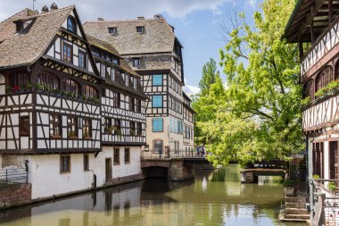 Strasbourg, Fransa - 14 Mayıs 2023: Fransa 'nın Ren nehri boyunca yer alan Elsace bölgesindeki Strazburg' da Petit France 'da eski kasaba Petit France' da yarı keresteli evler ve kanallar