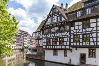 Strasbourg, Fransa - 14 Mayıs 2023: Strasbourg, Fransa - 14 Mayıs 2023: Fransa 'nın Ren nehri boyunca yer alan Elsace bölgesindeki Strazburg' da Petit France 'ın eski kasabasında yarı keresteli evler ve kanallar